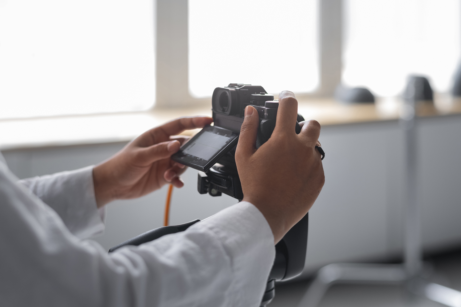 side-view-woman-with-photo-camera p.png